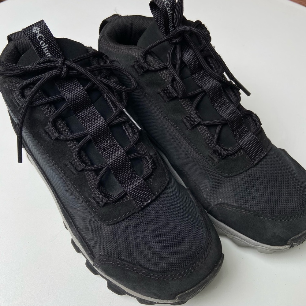 Columbia Flow Borough Low Shoes Black - Youth or Women’s Size 5